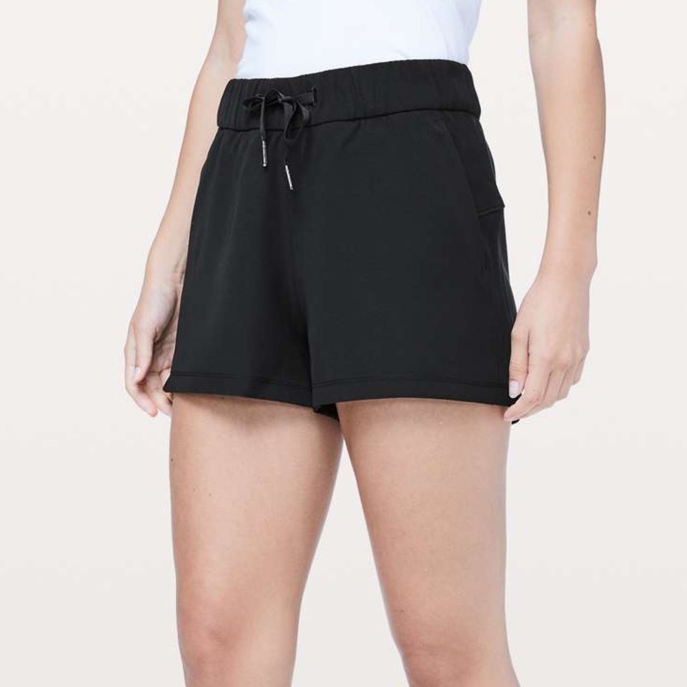 Lululemon on the fly shorts size 6 women’s